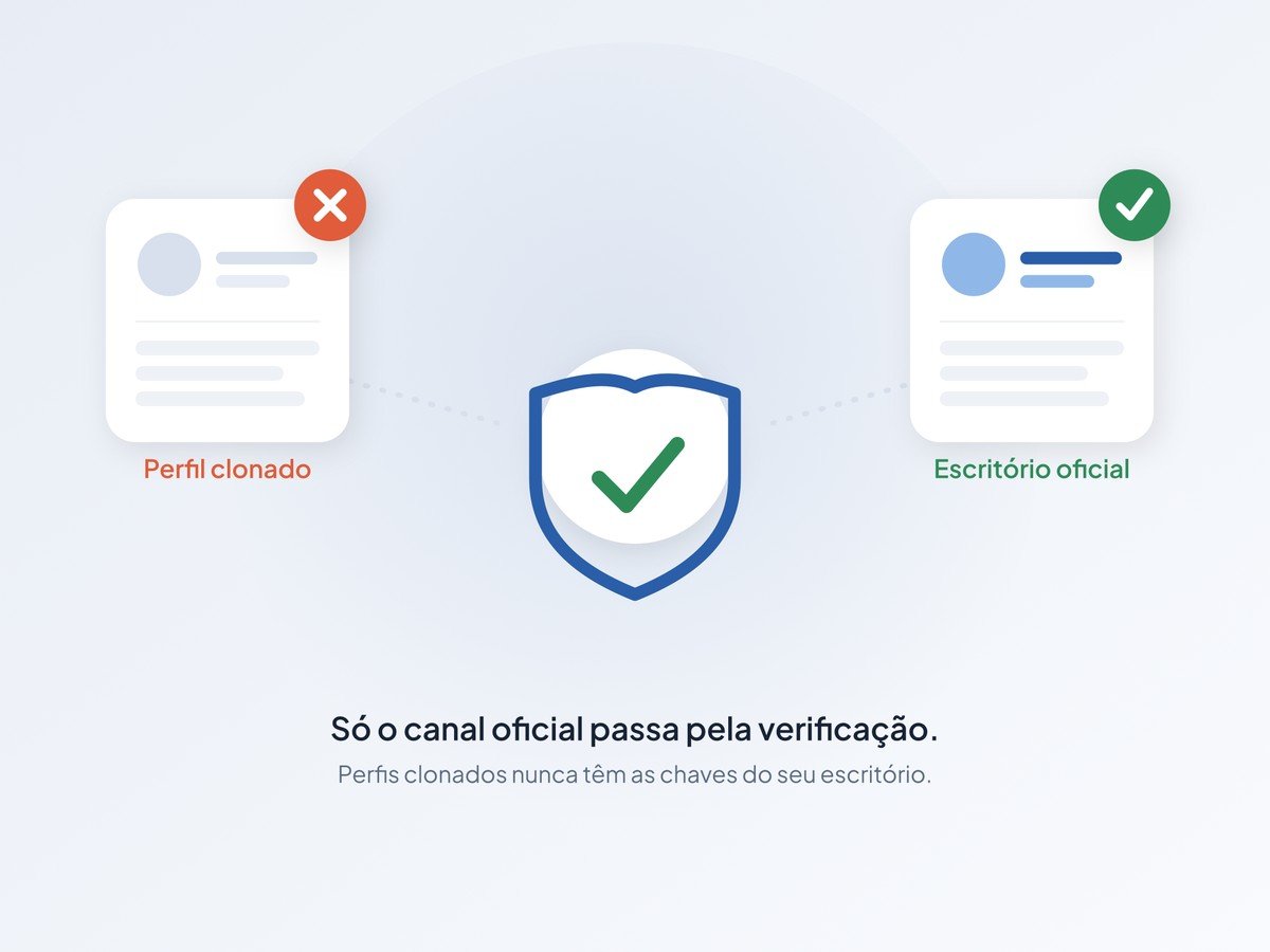 Equipe de escritório de advocacia utilizando tecnologia para gestão segura de clientes.